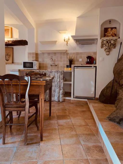 Studio Au Charme Medieval La Garde  Extérieur photo